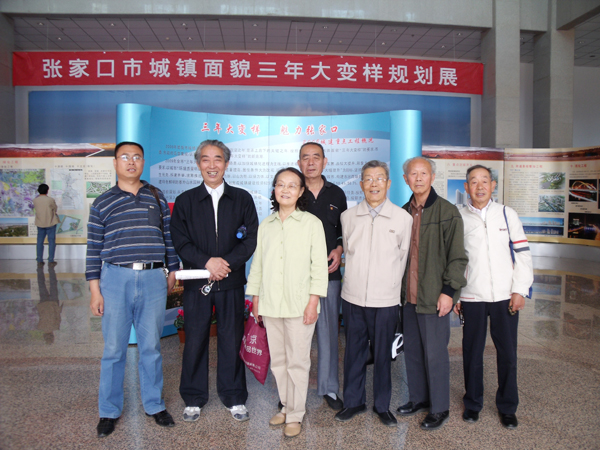 &nbsp;beat365官网组织老同志实地参观市容变化