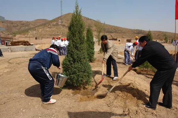 学院师生植树绿化美化校园