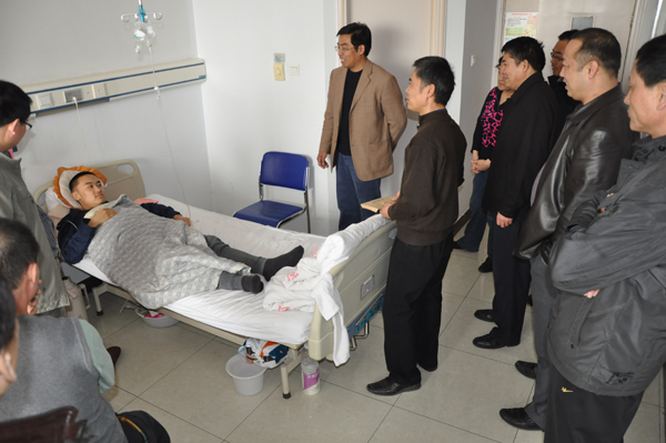 学院领导前去医院探望重病学生