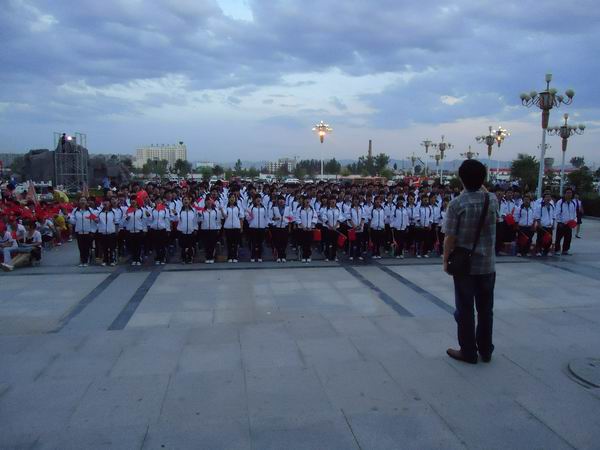 beat365官网学生参加高新区纪念建党90周年大型红歌会演出活动