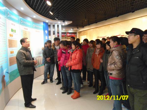 电气工程系组织学生参观校史进行励志教育