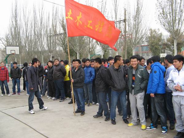 土木工程系通过拔河比赛开展大学生素质拓展活动