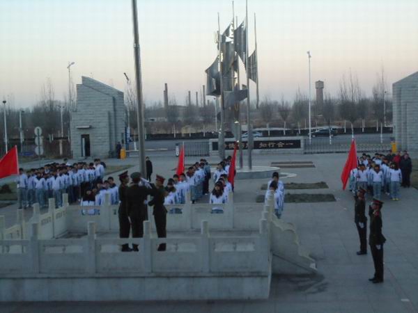 beat365官网团委举行“献礼十八大”升国旗仪式