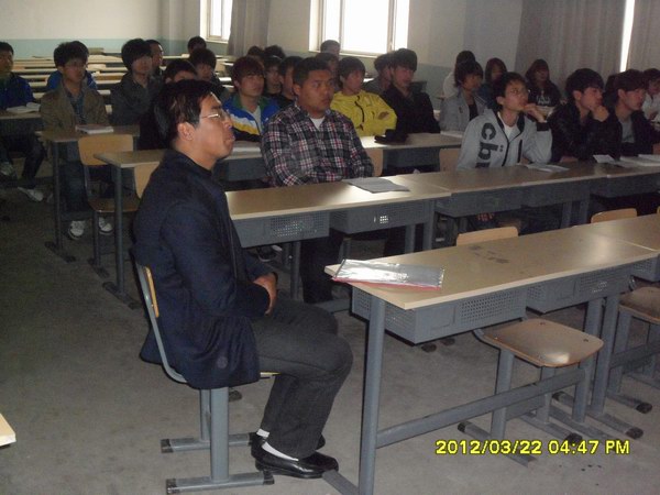 院长王立秋深入汽车工程系与学生座谈