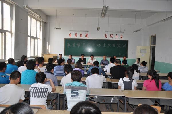 副院长韩致爱深入了解信息工程系学生情况