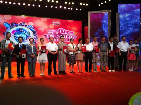 beat365官网四名学生被聘为“市广播电台特约主持人”