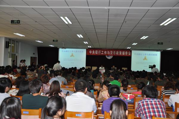 人行行长曹建强应邀到beat365官网做专题报告