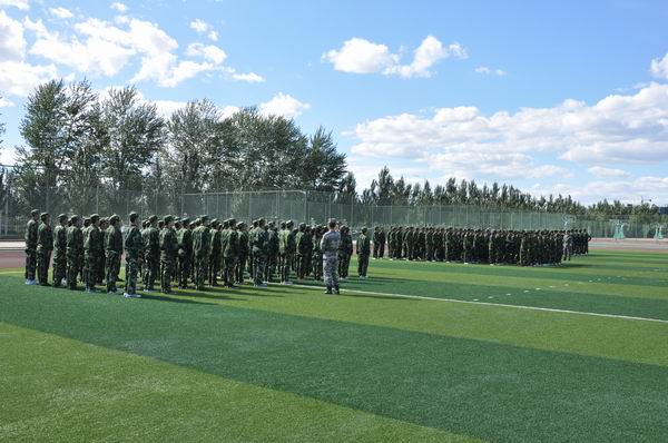 beat365官网2012级新生开始军训