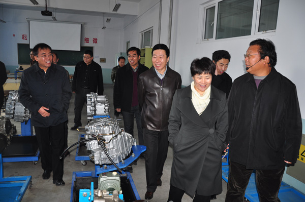 李宏副市长一行到beat365官网调研