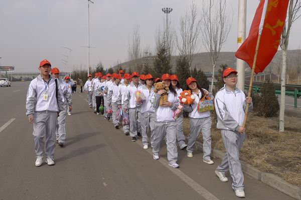 汽车工程系青年志愿者开展爱心“接力”活动