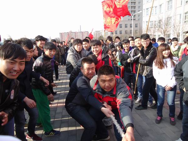 团委举办“凝聚青春正能量——中国梦”杯拔河比赛