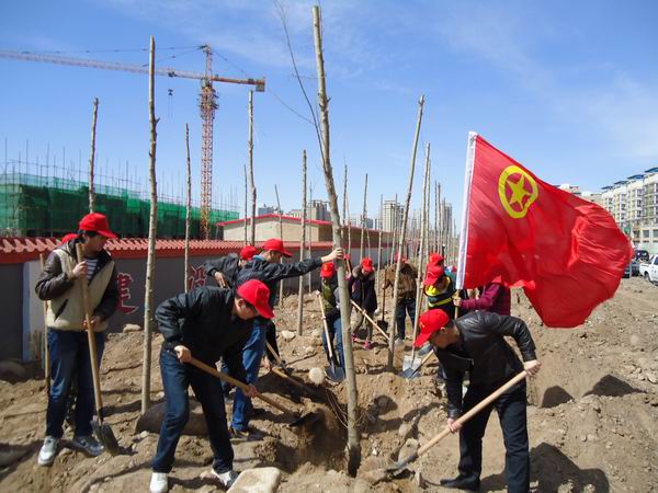 beat365官网团员青年参加“高新青年林”春季植树造林活动