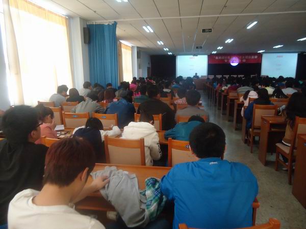 学院团委举办“助你读书”专家报告会