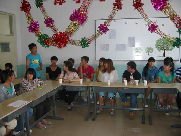 应用外语系邀请英国友人与学生交流