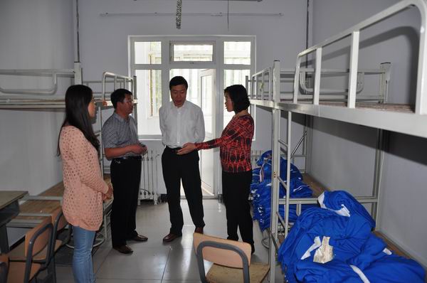 党委书记胡炜深入学生公寓看望2013级新生