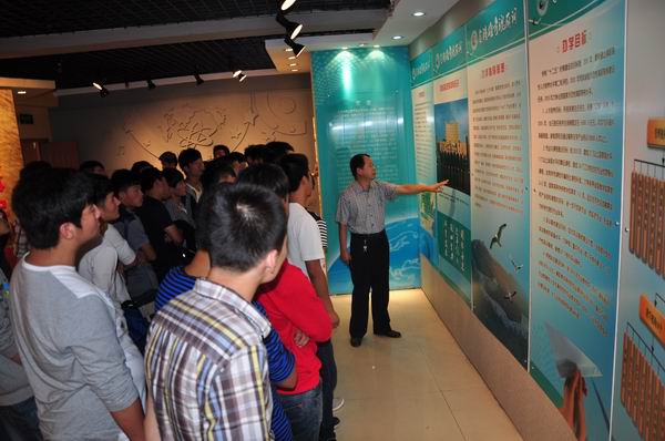 土木工程系组织新生参观校史展