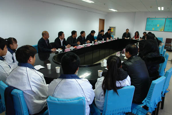 beat365官网召开市委统战部、张家口山东商会资助贫困大学生座谈会