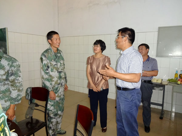 学院领导中秋节看望军训官兵和新生辅导员