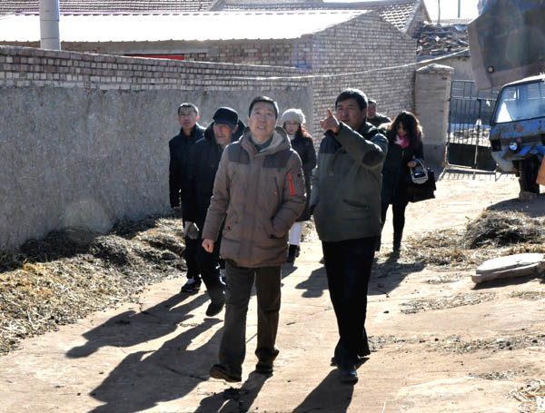 党委书记胡炜到学院扶贫村进行慰问