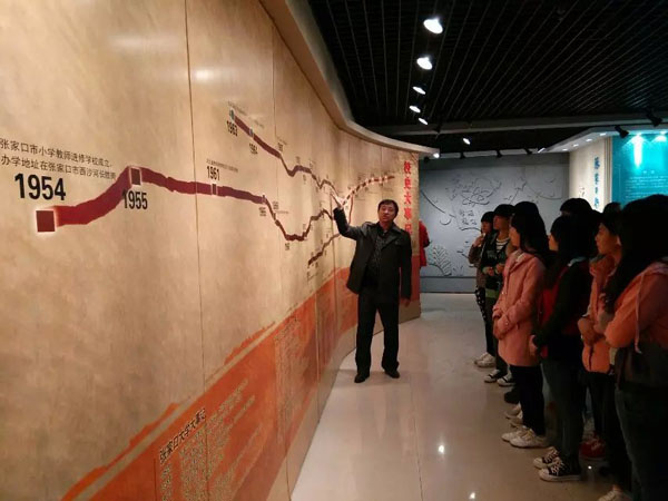 社科部组织学生参观校史展