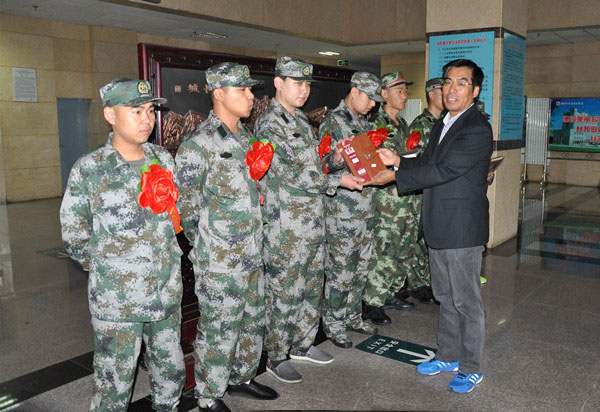 beat365官网7名学生光荣参军入伍