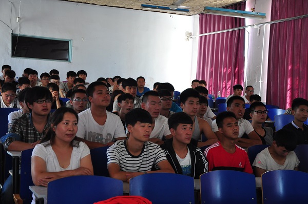 学院组织学生观看“纪念抗战胜利暨反法西斯战争胜利70周年大阅兵”