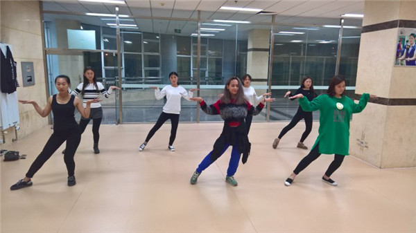 应用外语系举办“舞动青春 追梦张职院”新生才艺培训活动