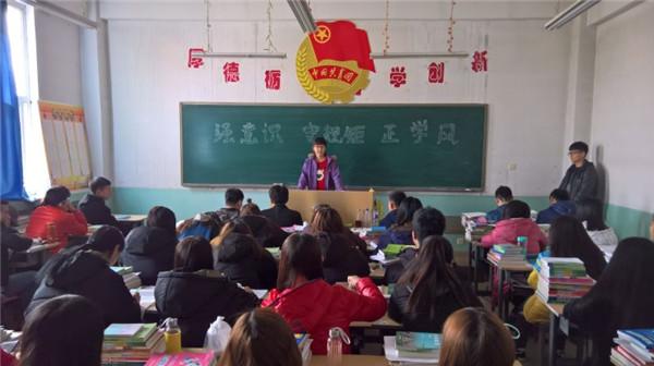 应用外语系召开“学校规 守校纪”主题班会