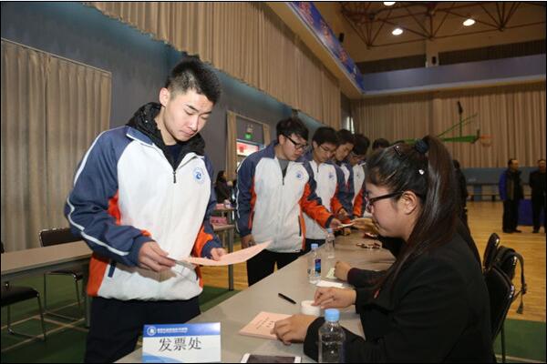 beat365官网31名师生参加北京市石景山区人大代表选举投票