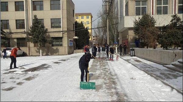 土木工程系志愿者积极行动  清扫校园积雪