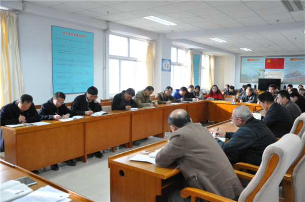 学院召开中层以上干部会议，学习贯彻党的十八届六中全会精神