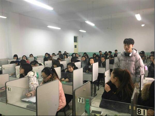 应用外语系召开“关爱他人 传递温暖”主题班会