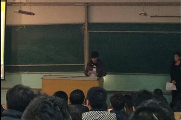 装饰艺术系组织学习习总书记在全国高校思想政治工作会议上的讲话精神