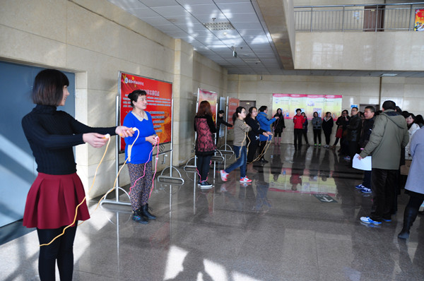 beat365官网开展女教职工跳绳、踢毽子比赛活动