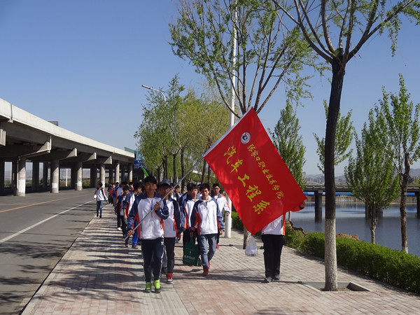 汽车工程系开展学生远足活动