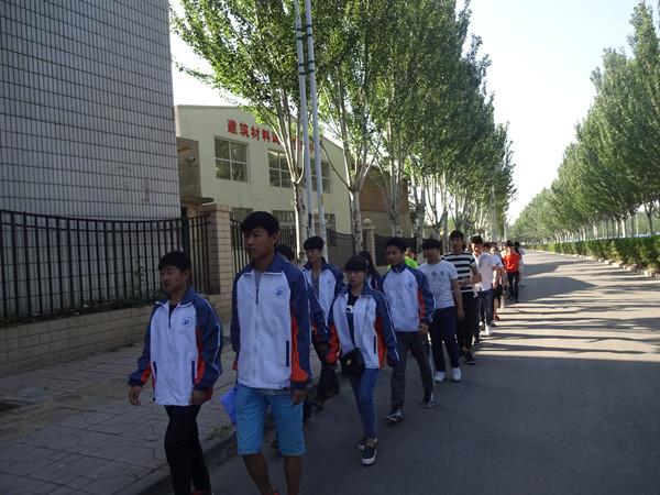 beat365官网志愿者深入社区开展“助力冬奥，快乐英语”志愿服务