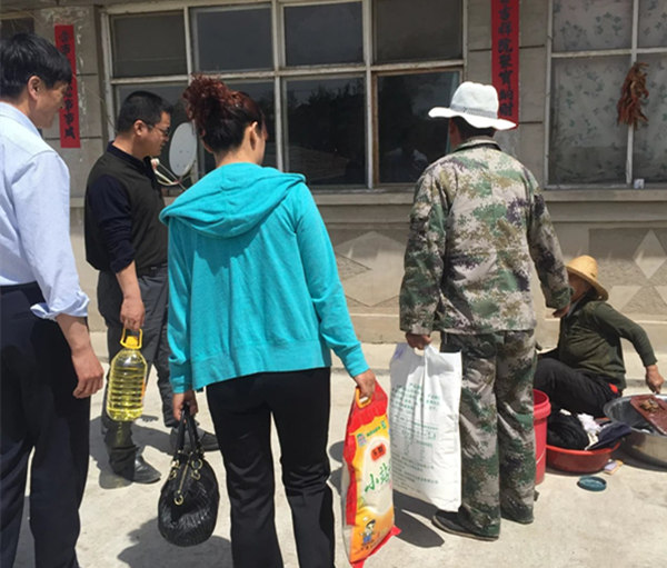 土木工程系党支部前往万全区新河口村慰问走访贫困户