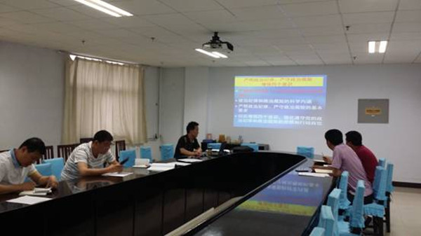 教务科研党支部书记作“两学一做”学习教育专题党课