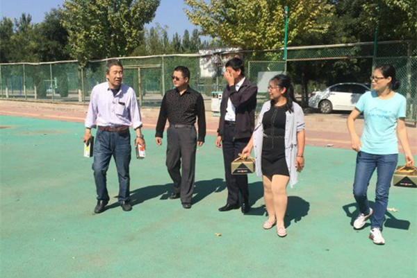 土木工程系领导慰问军训团教官