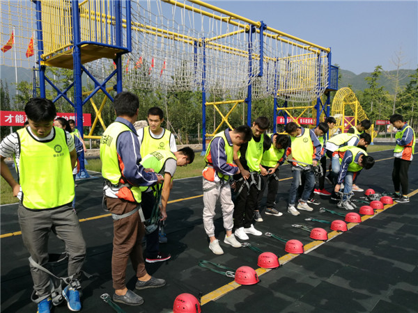 beat365官网师生赴北京励志国防教育基地进行户外素质拓展