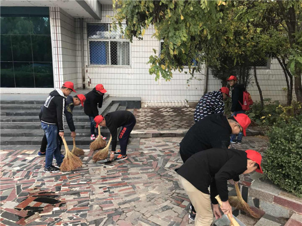 电气工程系开展志愿服务清洁校园活动