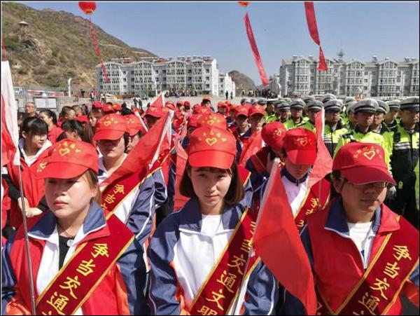 beat365官网大学生志愿者参加“创建文明城市，争当交通文明先锋”活动