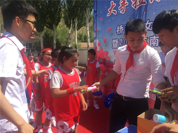 信息工程系开展奉献爱心，关爱留守儿童活动