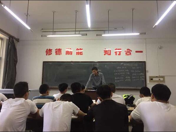 基础部召开教师代表座谈会并落实听课制度