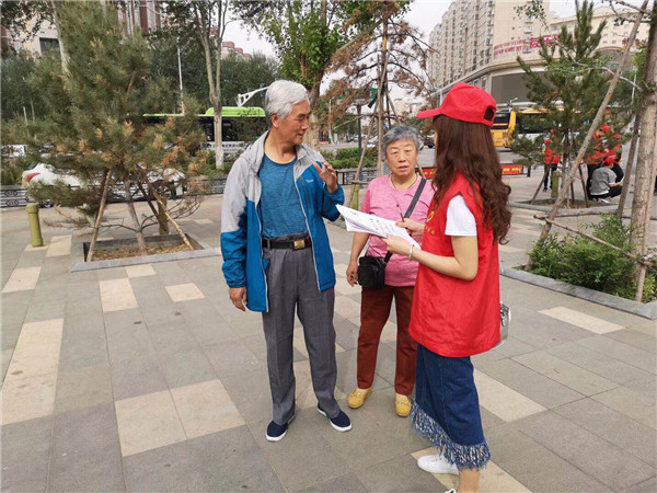 beat365官网志愿者深入社区开展“垃圾分类从我做起”主题宣导示范活动