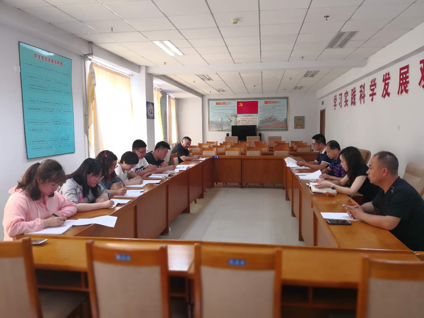 行政二党支部召开支部党员大会