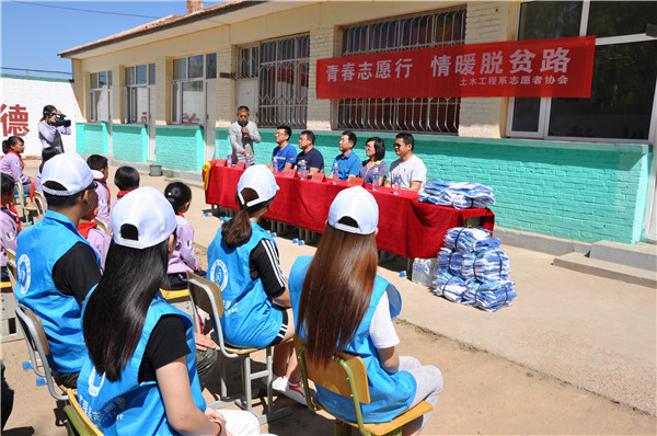 学院团委组织志愿者赴对口帮扶村开展文化志愿服务活动