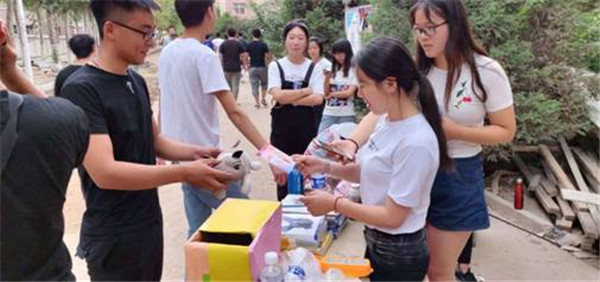 装饰艺术与机械、信息系联合举办募捐活动