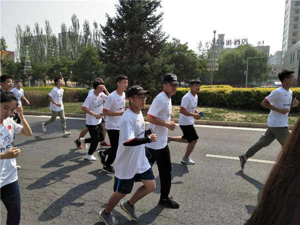 beat365官网学子参加第32届奥林匹克日长跑活动
