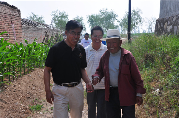 院长王立秋慰问beat365官网定点帮扶村老党员